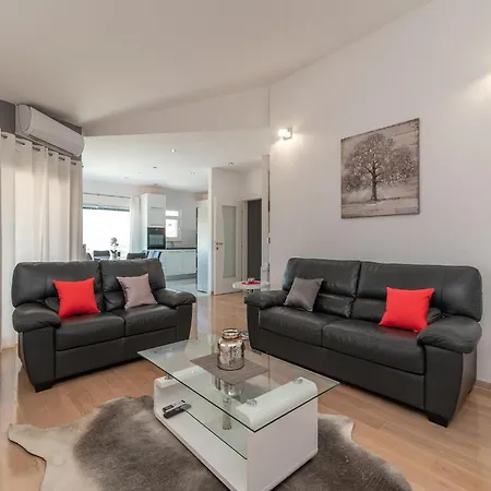 Apartment Boutique With Garden In *