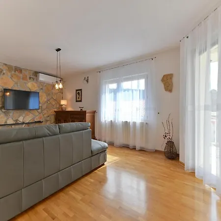 Boutique With Garden In Apartment